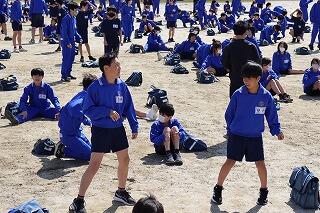 先輩が後輩に優しく春日部体操を教えてくれました