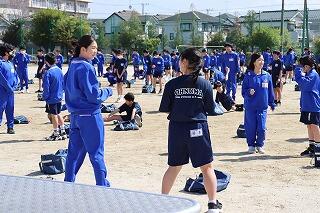 先輩が後輩に優しく春日部体操を教えてくれました
