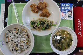 わかめごはん、牛乳、から揚げ、ごま酢あえ、みそ汁