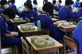 ３年生は読書をしえ待ちます