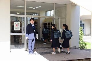 朝から元気に登校