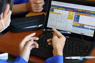 ３年生、タブレットを活用して修学旅行の計画を立てる時代です