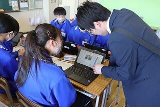 ３年生、タブレットを活用して修学旅行の計画を立てる時代です