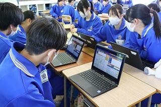 班で協力して話し合いをしています