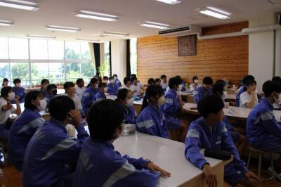 真剣に講師のお話を聞いています。