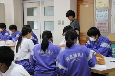 塚田先生もクイズの答えを考えています。