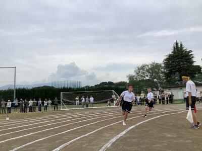 赤と緑の代表生徒の走り