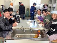 グループごとに具材を決め、トッピングや調理方法にもこだわりながらオリジナルのレシピでポテトサラダを作りました。 グループごとに具材を決め、トッピングや調理方法にもこだわりながらオリジナルのレシピでポテトサラダを作りました。