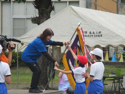 優勝旗授与