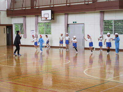 2･3年生　体育　体ほぐしの運動