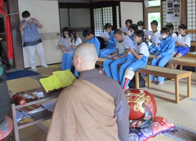 昌泉寺：お経の唱和