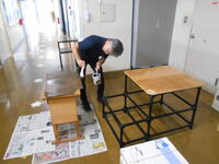 暑い廊下で楽しそうに作っていました