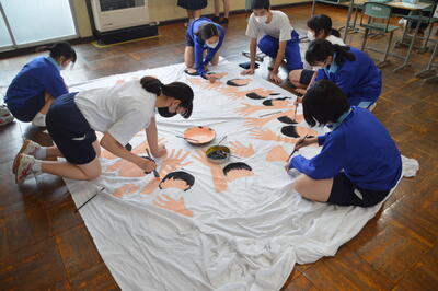 美術部応援幕制作風景