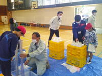 坂川の水質調査をしているところ