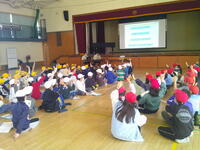 これまでの坂川について説明を受けているところ