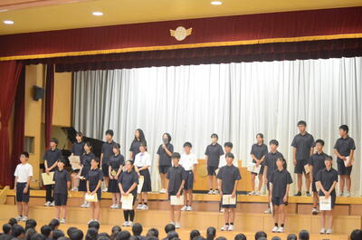 始業式の前に表彰集会を行いました。この夏休みも多くの東部中生が多方面で活躍しました。