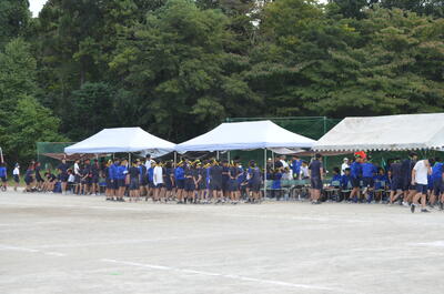 は、曇っていたこともあり、テントの下では、長袖を着ている生徒も見受けられました。