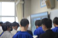 電子黒板で合唱練習の音源を流して練習している様子