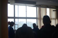 帰りの会後、照明を落とし帰る雰囲気を作っている様子