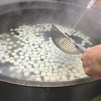 白玉を茹でて温度を確認しているところ