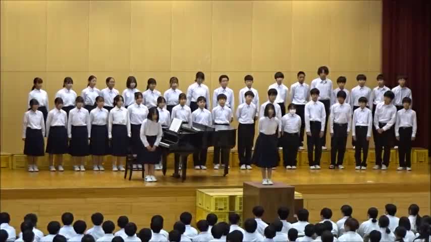 １学年合唱コンクール（４組）「涙をこえて」