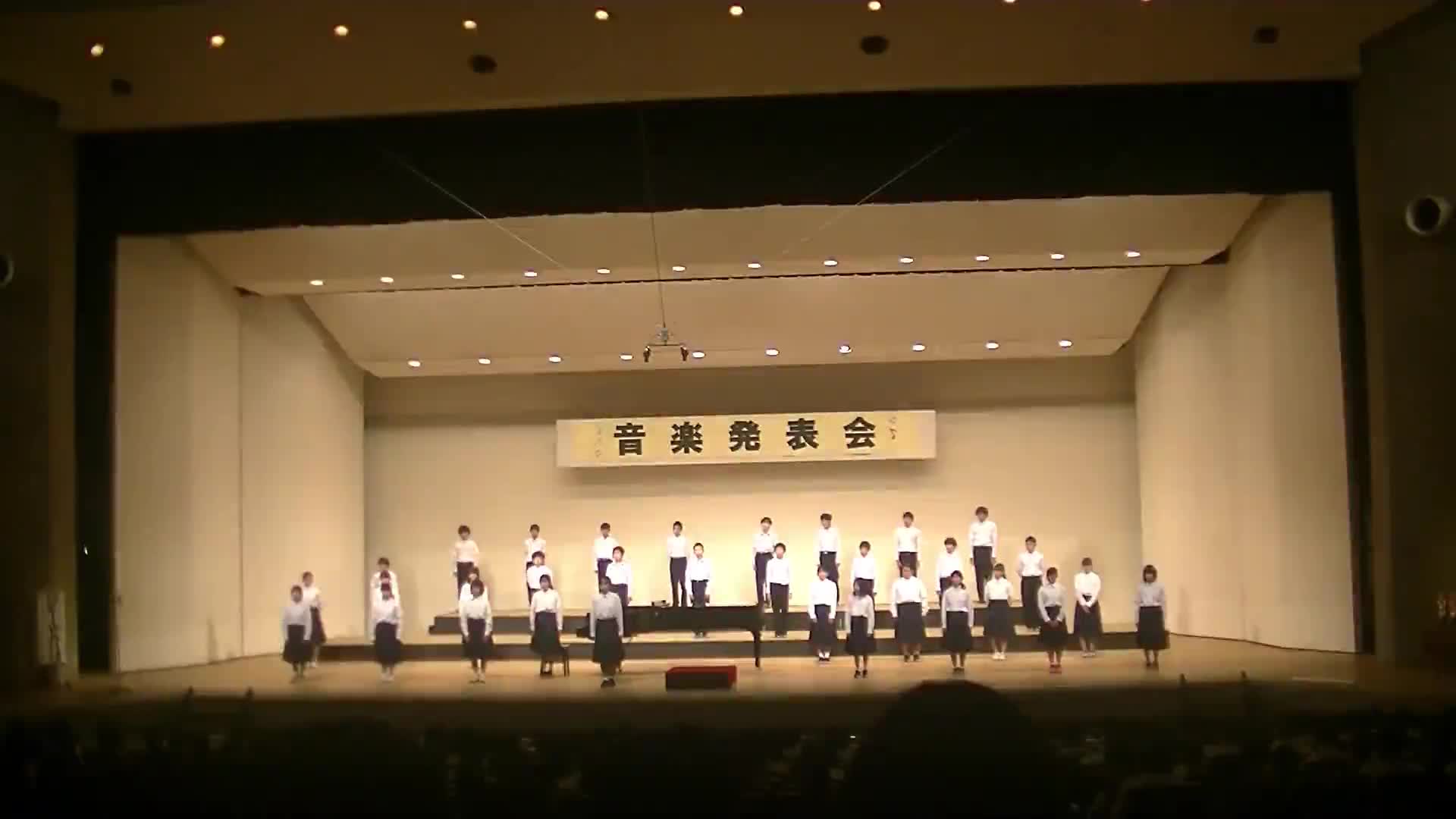 音楽発表会（１年３組）「HEIWAの鐘」