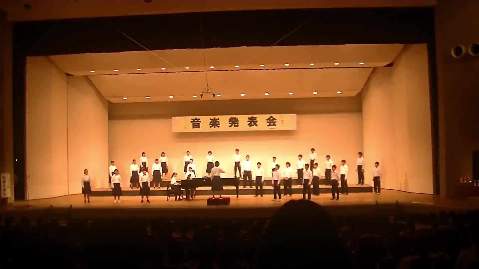 音楽発表会（２年３組）「虹色の未来」