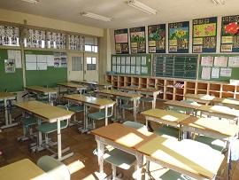 学級閉鎖のため誰もいない教室