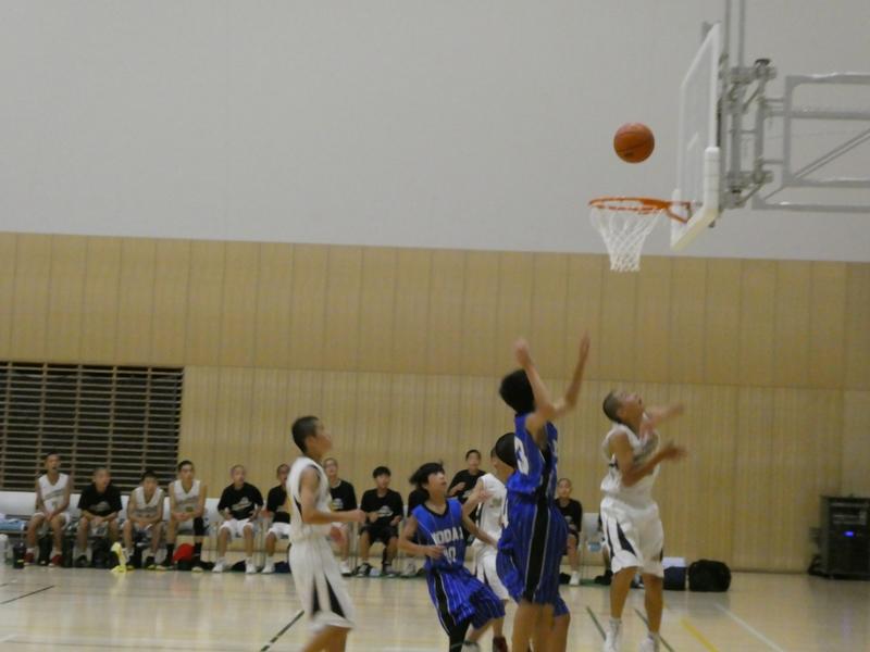 男子バスケ_ゴール下