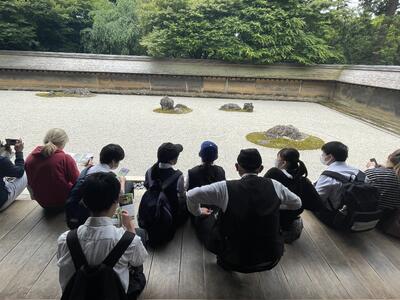 龍安寺石庭にて、石の数を数えながら禅の心を感じています。