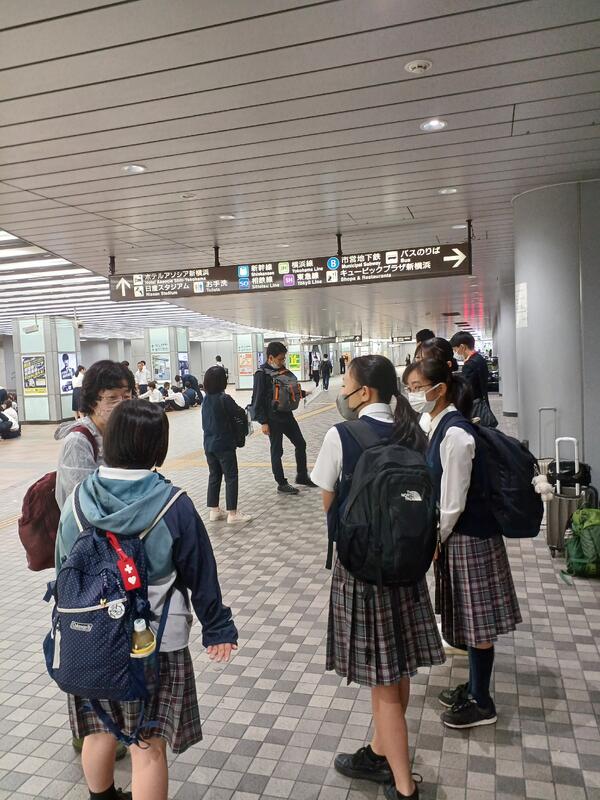 全班無事に永山チェックを受け、新横浜駅に向かって出発しました。新横浜には、５組が最初に到着しました。