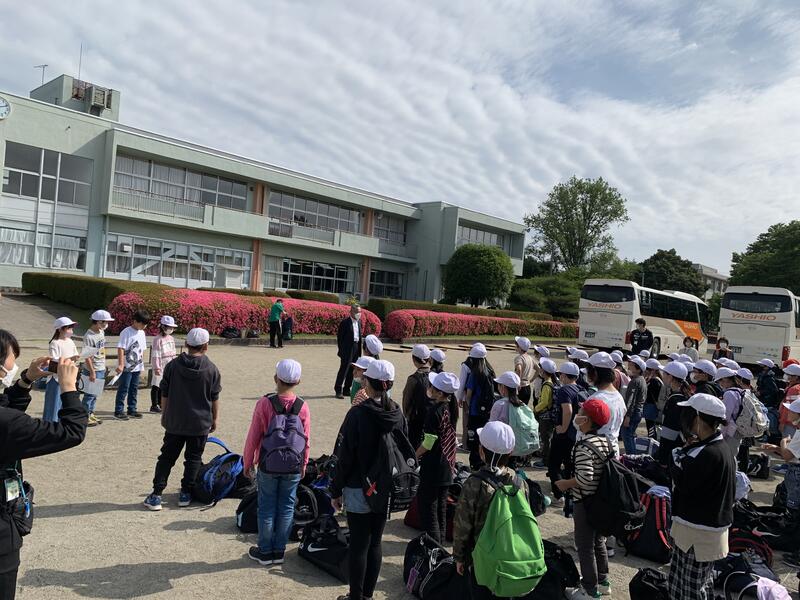 すがすがしい天気のもと、７１名全員で出発式を行いました。