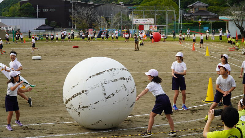 全校大玉転がし